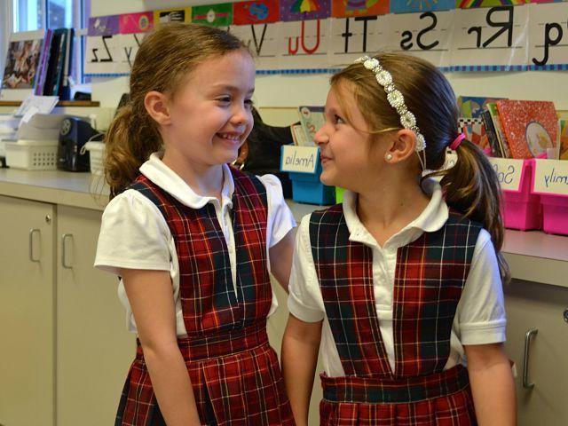 两个穿制服的幼儿园女孩